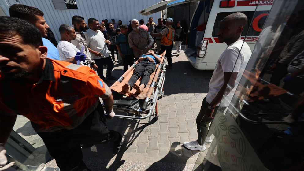فلسطينيون في مستشفى العودة في مخيم النصيرات وسط قطاع غزة، 29 أيار 2025. (أ  ف ب)