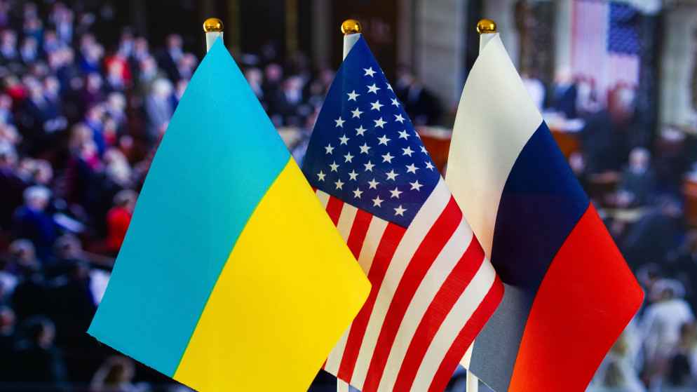"أعلام الولايات المتحدة الأميركية وروسيا وأوكرانيا. (istockphoto)