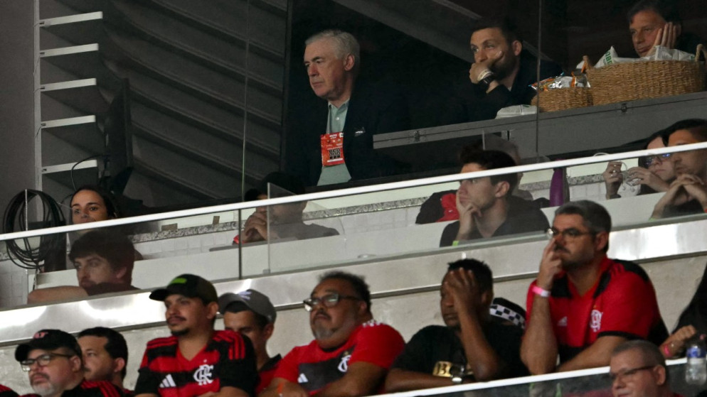 مدرب المنتخب البرازيلي كارلو أنشيلوتي يتابع مباراة كرة القدم في دور المجموعات بكأس ليبرتادوريس بين فلامنغو البرازيلي وديبورتيفو تاتشيرا الفنزويلي في ملعب ماراكانا البرازيل. 28 أيار/ مايو 2025. (أ ف ب)