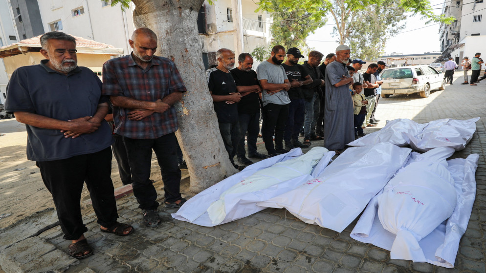فلسطينيون يصلون الجنازة على جثامين الشهداء، في مستشفى الشفاء في مدينة غزة، 30 أيار 2025. (رويترز)