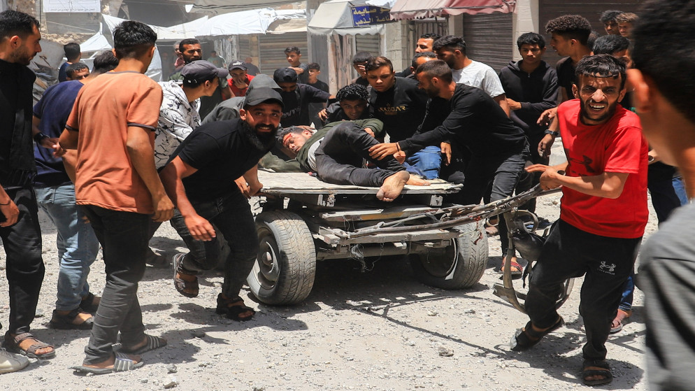 فلسطينيون يخلون الجرحى من موقع غارة إسرائيلية على منزل في مدينة غزة. 30 أيار/ مايو 2025. (رويترز)