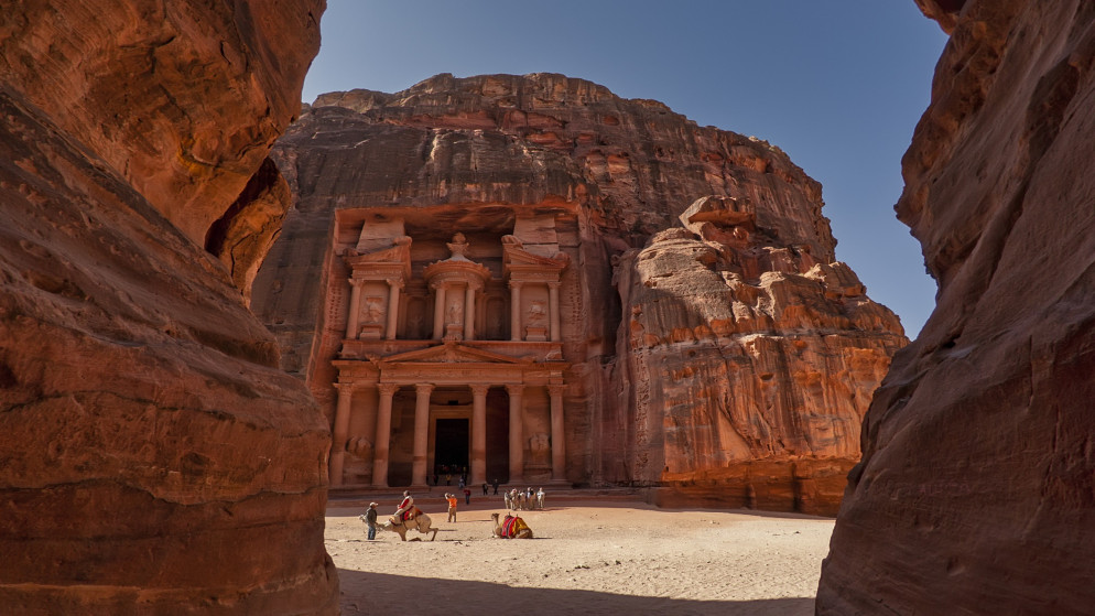 مبنى الخزنة الأثري في مدينة البترا جنوبي الأردن. (istockphoto)