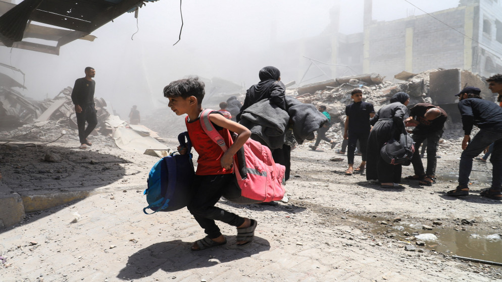 فلسطينيون يخلون منازلهم بعد غارة إسرائيلية على منزل في مدينة غزة، 30 أيار 2025. (رويترز)