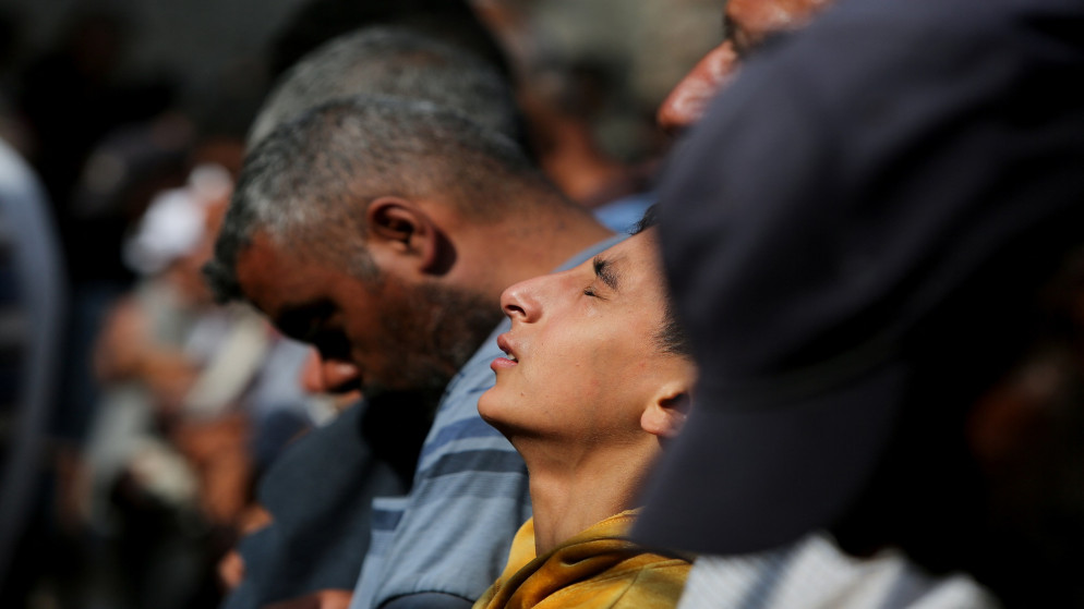 تشييع جثامين فلسطينيين استشهدوا في غارات للاحتلال الإسرائيلي في مستشفى ناصر، في خان يونس جنوبي غزة. 01/06/2025. (رويترز)