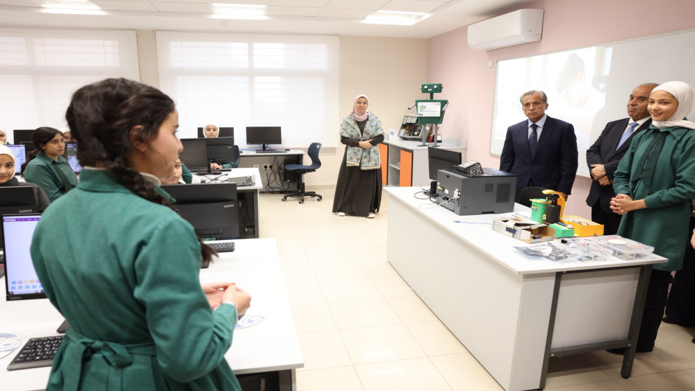 صورة أرشيفية لرئيس الوزراء جعفر حسان خلال تفقده مدرسة إسكان أبو نصير الثانوية المختلطة. (رئاسة الوزراء)