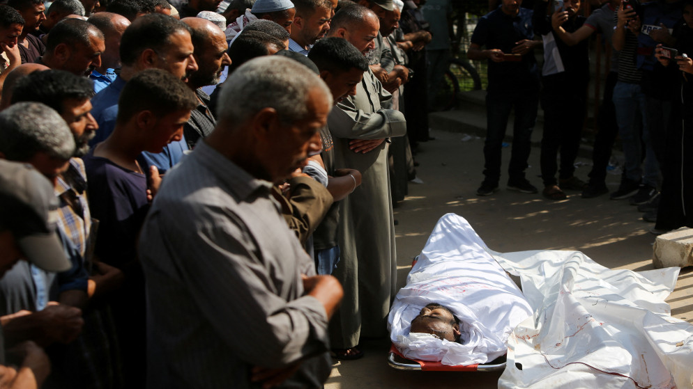 فلسطينيون يصلون على جنازة عائلة الدكتور حمدي النجار الذي فقد 9 من أبنائه في غارة للاحتلال. خان يونس. الأول من حزيران 2025. (رويترز)