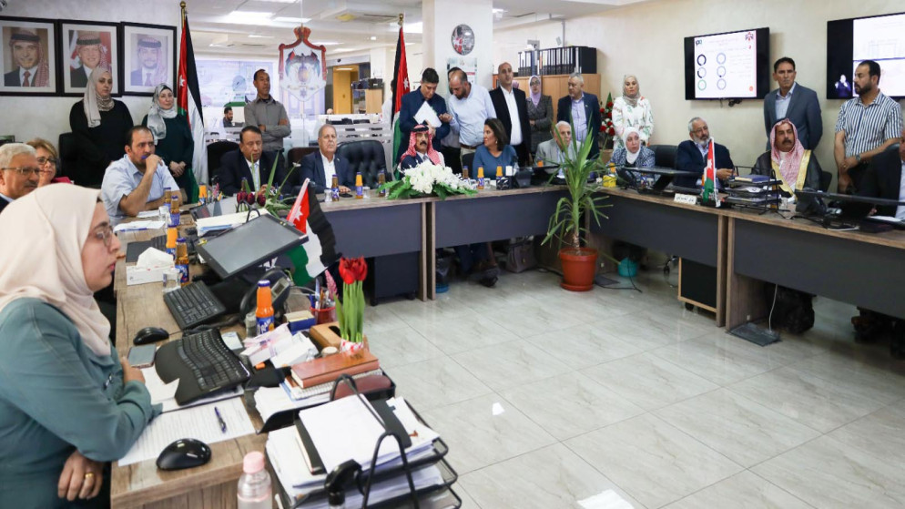 لجنة الخدمات العامة والنقل في مجلس الأعيان تطلع على مشروع تتبع المركبات الحكومية. (المملكة)