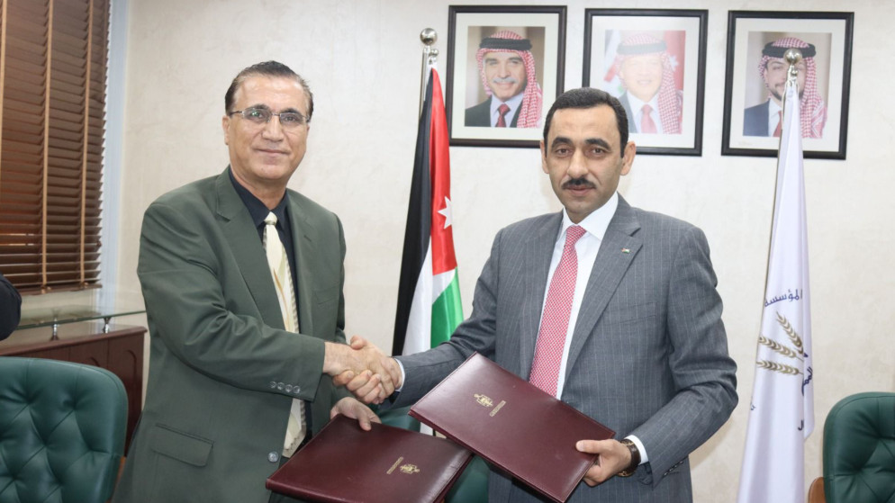 مدير عام المؤسسة العامة للغذاء والدواء نزار مهيدات ورئيس بلدية الكرك الكبرى محمد المعايطة. (مؤسسة الغذاء والدواء)