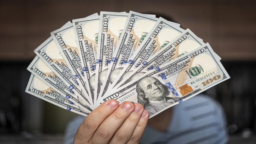 أوراق من عملة الدولار.