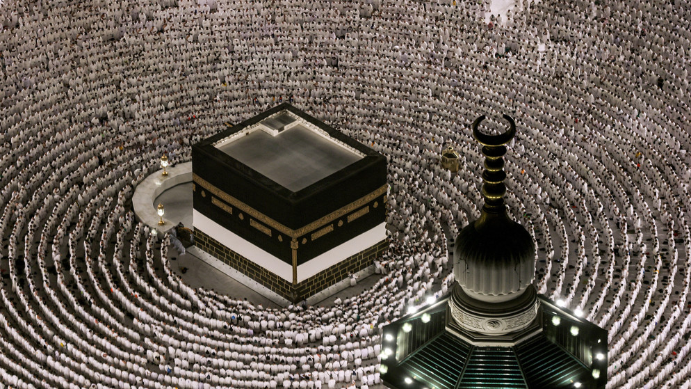حجاج بيت الله في صحن الحرم المكي الشريف. (أ ف ب)