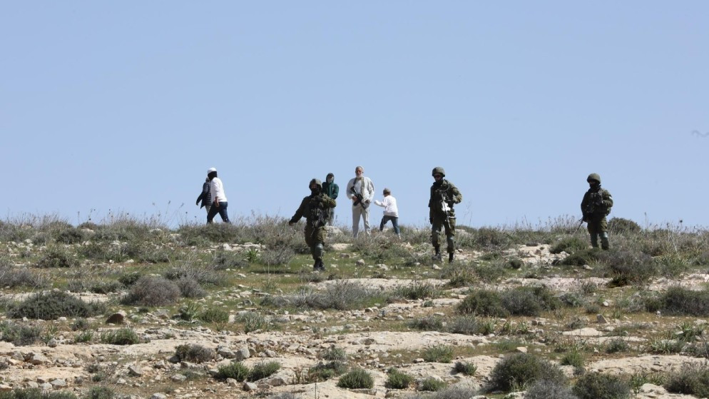 أرشيفية لمستوطنين بحماية جيش الاحتلال الإسرائيلي في خربة التواني بمسافر يطا جنوبي الخليل في الضفة الغربية المحتلة.  (وفا)