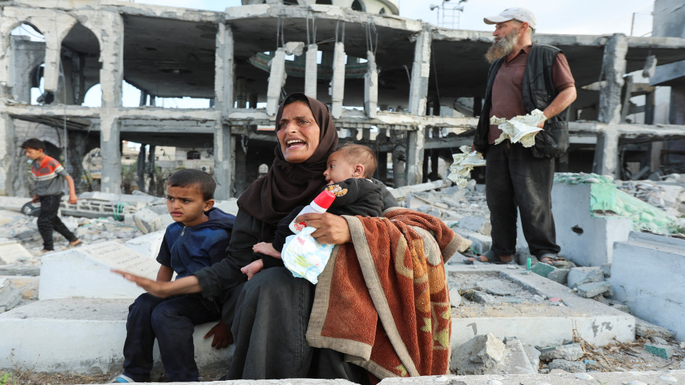 فلسطينيون في موقع غارة إسرائيلية على مسجد في دير البلح، وسط قطاع غزة، 2 حزيران 2025. (رويترز)