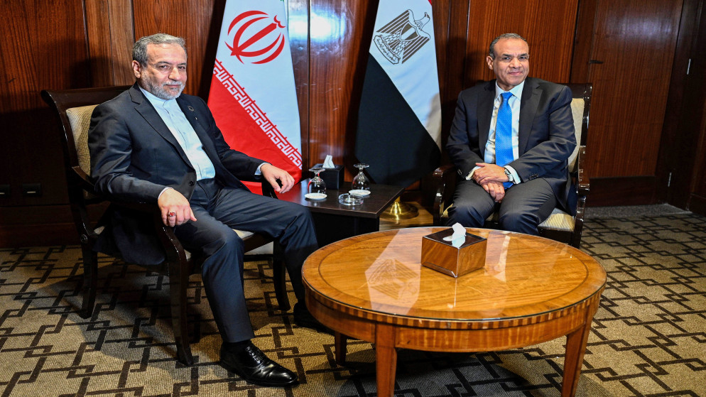 وزير الخارجية المصري بدر عبد العاطي يلتقي نظيره الإيراني عباس عراقجي في القاهرة في 2 حزيران 2025. (أ ف ب)