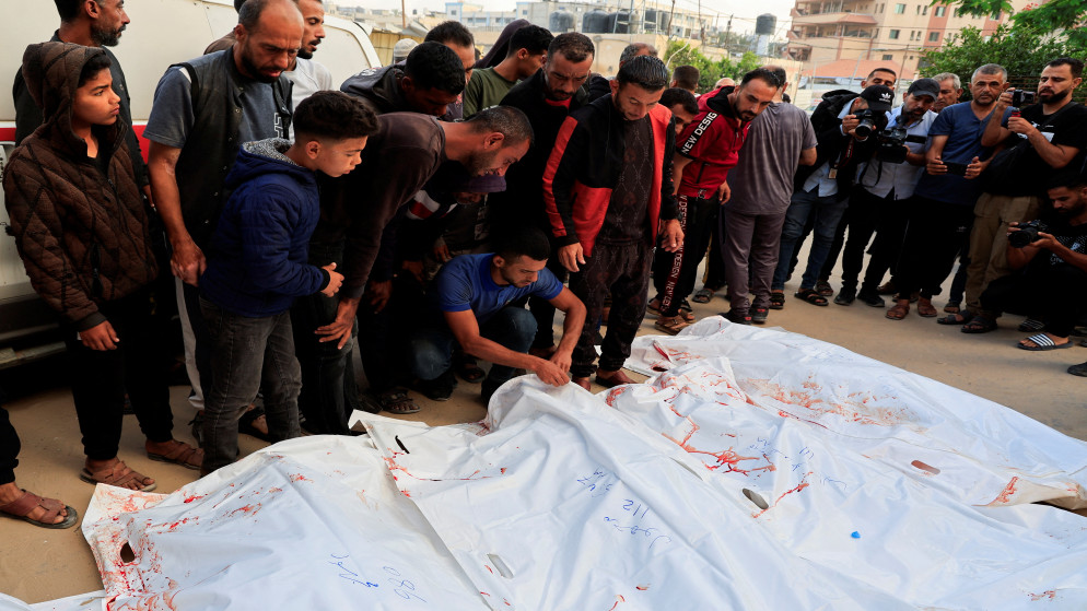 فلسطينيون يقفون بالقرب من جثامين شهداء، في مستشفى ناصر في خان يونس، جنوبيّ قطاع غزة، 3 حزيران 2025. (رويترز)