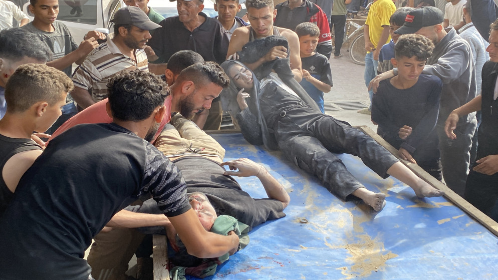فلسطينيون ينقلون مصابين في الغارات الإسرائيلية على خيام النازحين في خان يونس إلى مستشفى ناصر في جنوب قطاع غزة 3 حزيران 2025. (أ ف ب)