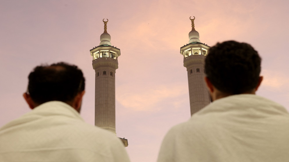 حاجان في المسجد الحرام بمكة المكرمة، 2 حزيران 2025 (أ ف ب)