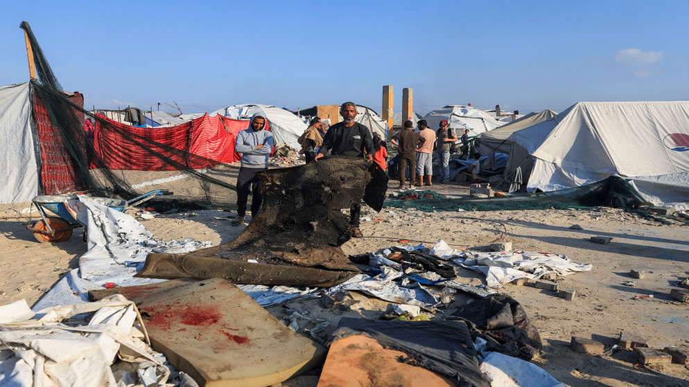 فلسطينيون في موقع غارة جوية إسرائيلية على خيمة تؤوي نازحين في ميناء غزة البحري، في مدينة غزة، 4 حزيران 2025. (رويترز)