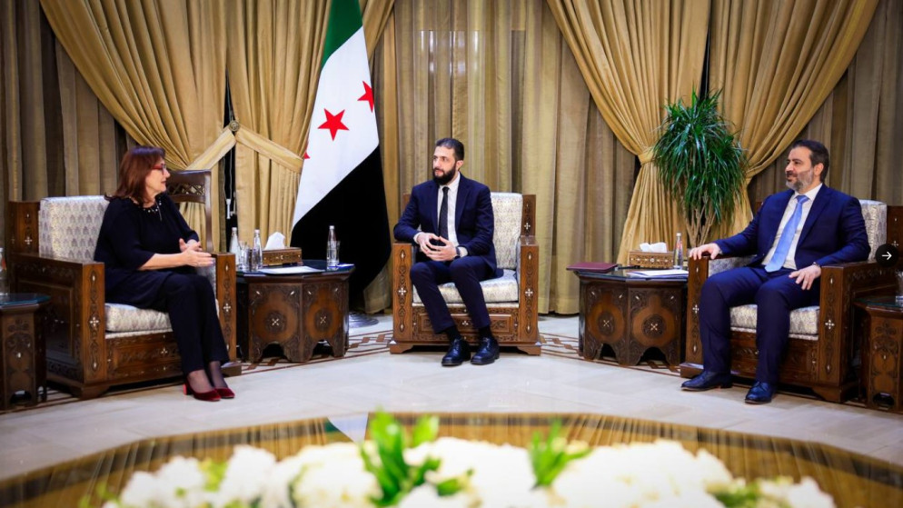 الرئيس السوري أحمد الشرع (وسط) مع مفوضة الاتحاد الأوروبي لشؤون البحر الأبيض المتوسط دوبرافكا سويكا. (وزارة الخارجية السورية)