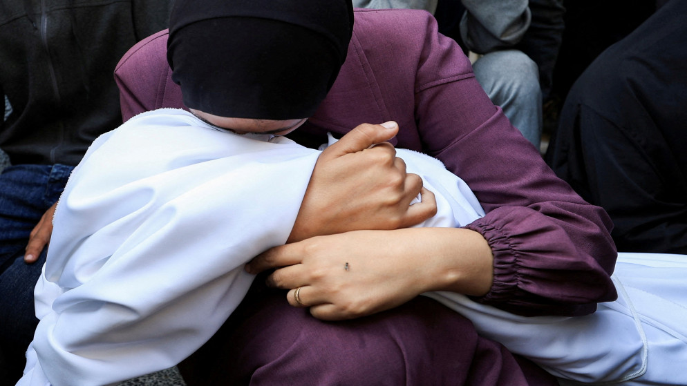 فلسطينية تحمل جثمان شهيد في مستشفى الشفاء في مدينة غزة. 4 حزيران 2025. (رويترز)