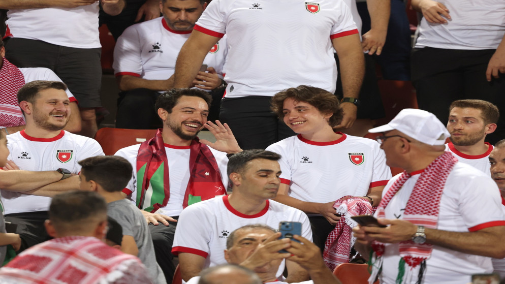 ولي العهد، وسمو الأمير هاشم بن عبدالله الثاني بين الجماهير الأردنية لمؤازرة منتخب النشامى في مباراته أمام نظيره العُماني. (المملكة)