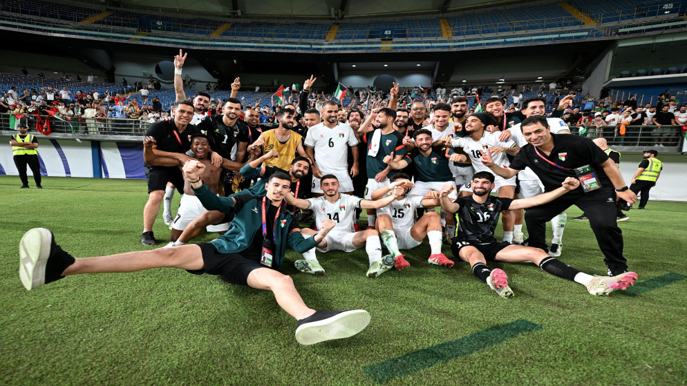 لاعبو منتخب فلسطين لكرة القدم يحتفلون بعد فوزهم على نظيره الكويتي بتصفيات كأس العالم. الكويت. 5 حزيران 2025. (رويترز)