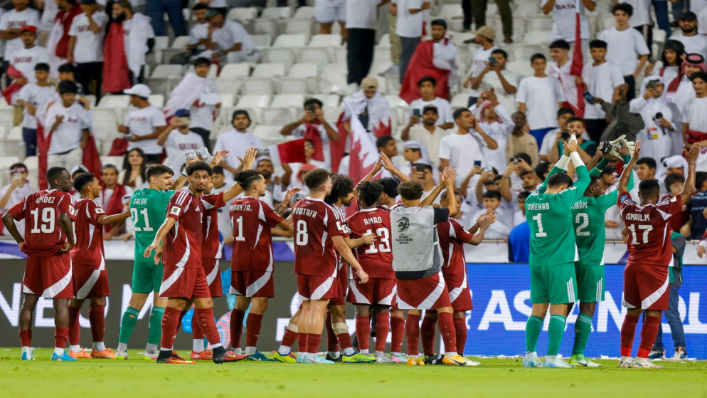 لاعبو منتخب قطر يحيون الجماهير بعد الفوز في مباراة تصفيات كأس العالم 2026 لكرة القدم على إيران على ملعب جاسم بن حمد. الدوحة. 5 حزيران 2025. (أ ف ب)