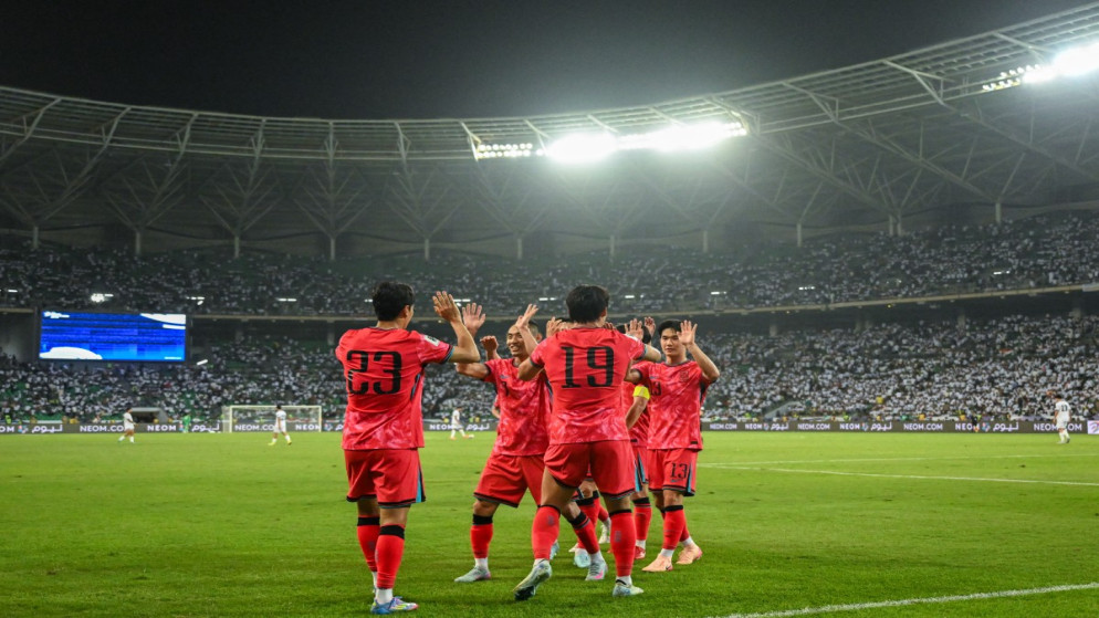 يحتفل لاعبو كوريا الجنوبية بعد تسجيل الهدف الثاني خلال مباراة كرة القدم في تصفيات كأس العالم 2026 بين العراق وكوريا الجنوبية على ملعب البصرة الدولي. العراق. 5 حزيران 2025. (أ ف ب)