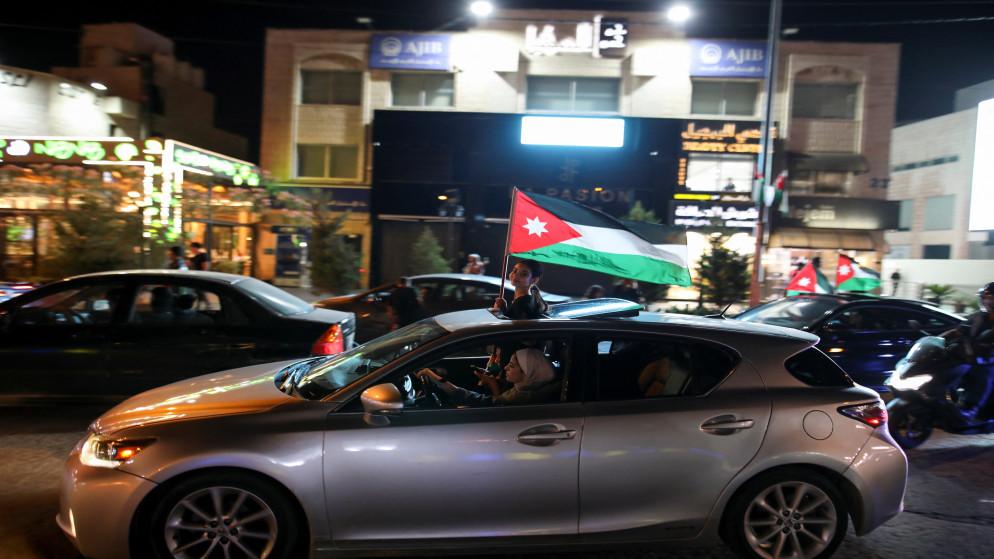 الأردنيون يحتفلون بعد تأهل الأردن لكأس العالم لأول مرة، في عمان، الأردن، 5 يونيو 2025. (رويترز)