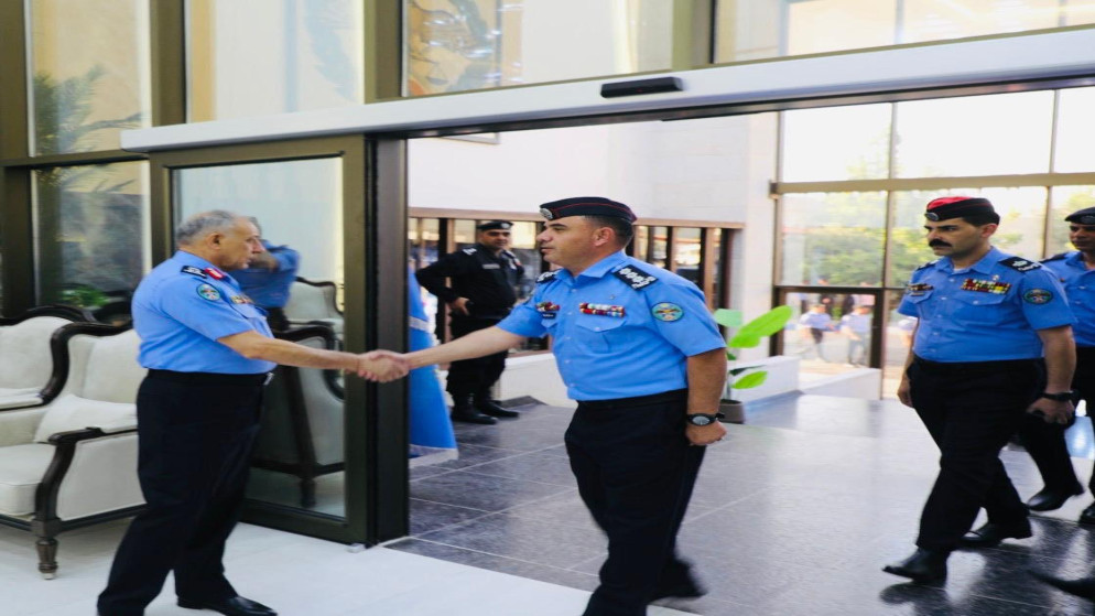 المعايطة يتفقد مرتبات الأمن العام، ويشاركهم صلاة العيد، ويوعز بمواصلة الجهود .(مديرية الأمن العام)