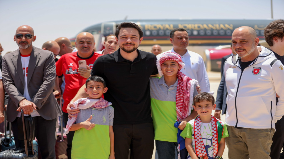 سمو الأمير الحسين بن عبدالله الثاني، ولي العهد، لحظة عودة البعثة الأردنية من مسقط. (بترا)