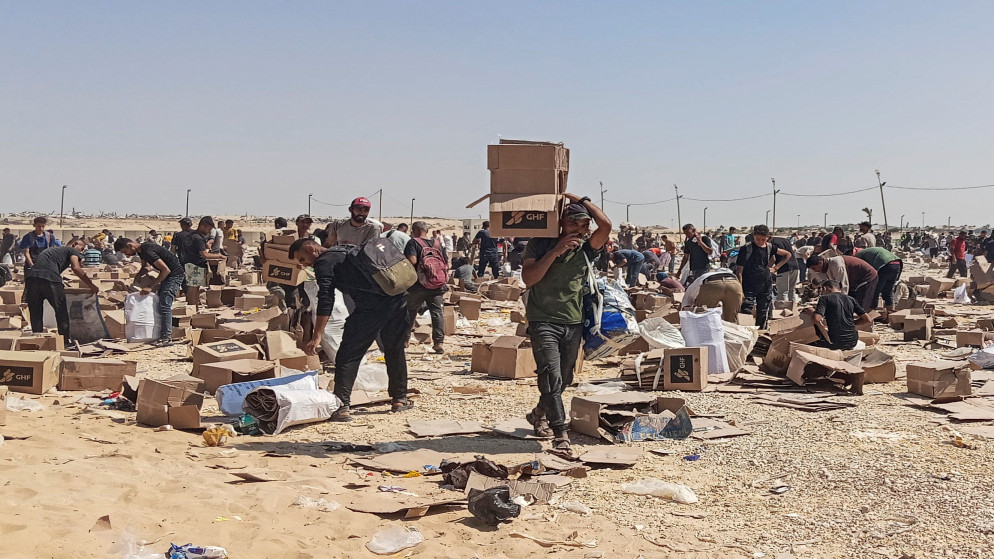 فلسطينيون يتجمعون لجمع ما تبقى من إمدادات الإغاثة من مركز توزيع مؤسسة غزة الإنسانية  جنوبي قطاع غزة، 5 حزيران 2025. (رويترز)