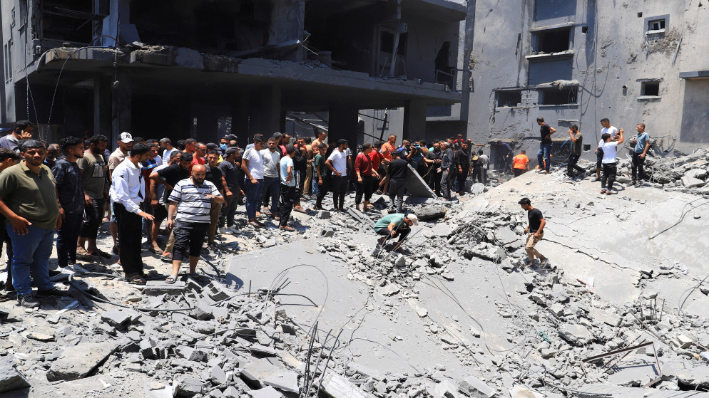 فلسطينيون يبحثون عن شهداء ومصابين في موقع غارة إسرائيلية استهدفت منزلًا في مدينة غزة، 7 حزيران 2025 (رويترز).
