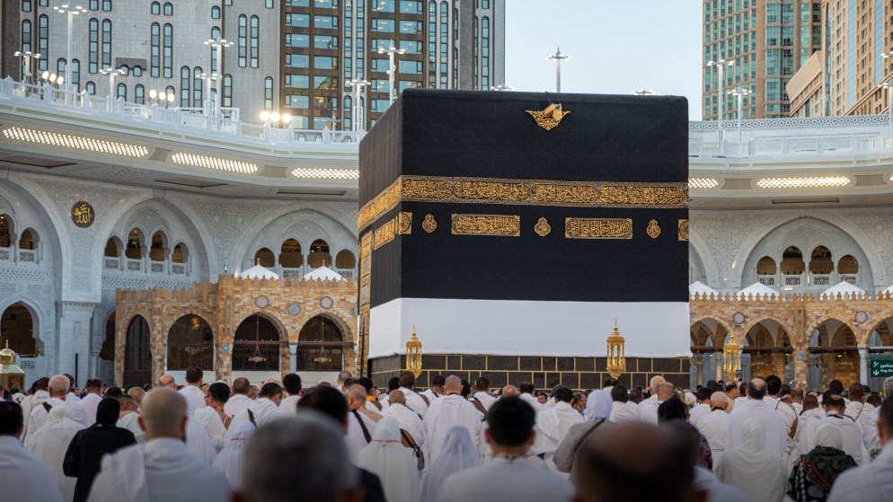 حجاج يطوفون حول الكعبة المشرفة في المسجد الحرام في مدينة مكة المكرمة. (وزارة الحج والعمرة السعودية)
