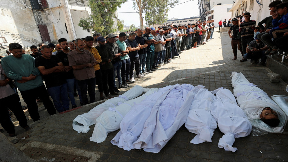 فلسطينيون يصلون الجنازة على جثامين شهداء في مستشفى الشفاء في مدينة غزة، 7 حزيران 2025. (رويترز)