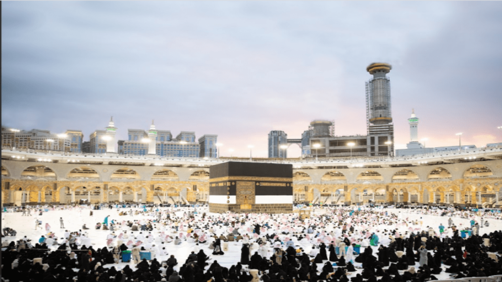 حجاج يطوفون حول الكعبة المشرفة في المسجد الحرام في مدينة مكة المكرمة. (وزارة الحج والعمرة السعودية)