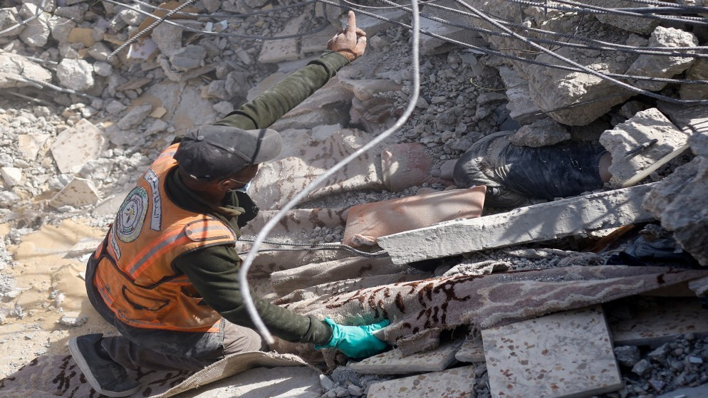 أحد أفراد الدفاع المدني في غزة يحاول انتشال شهداء وجرحى عقب غارة من الاحتلال الإسرائيلي على رفح جنوبي قطاع غزة، 2 نيسان 2024. (رويترز)