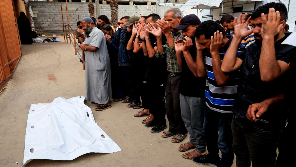فلسطينيون يصلون الجنازة على جثمان شهيد في مستشفى ناصر في خان يونس، جنوب قطاع غزة، 8 حزيران 2025. (رويترز)