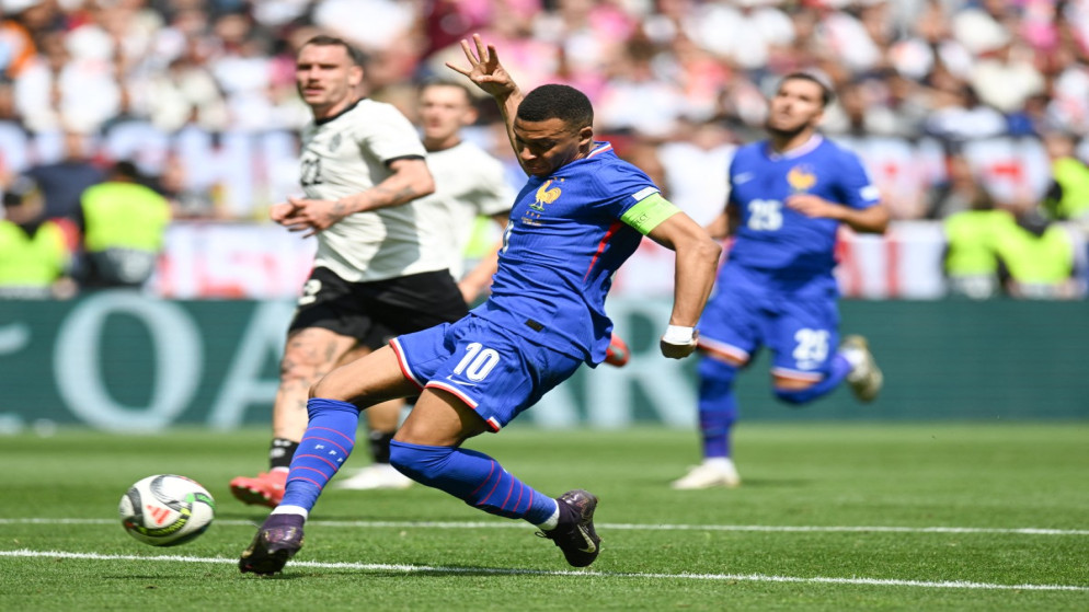 يحاول كيليان مبابي، مهاجم منتخب فرنسا التسجيل خلال مباراة تحديد المركز الثالث في دوري الأمم الأوروبية لكرة القدم ضد ألمانيا. ألمانيا. 8 حزيران 2025. (أ ف ب)