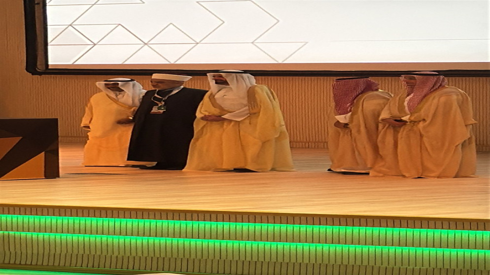 وزير الأوقاف والشؤون والمقدسات الإسلاميّة محمد الخلايلة يتسلم جائزة (لبّيتُم الفضية).