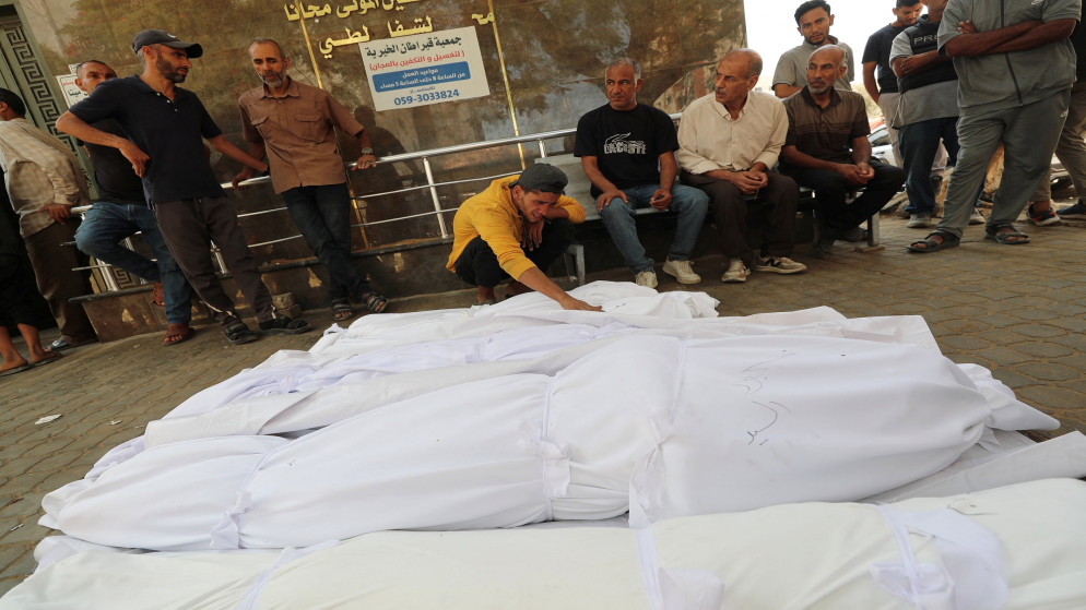 فلسطينييون يبكون خلال تشييع جثامين أقربائهم الذين استشهدوا جراء غارات للاحتلال الإسرائيلي في مدينة غزة. 07/06/2025. (رويترز)