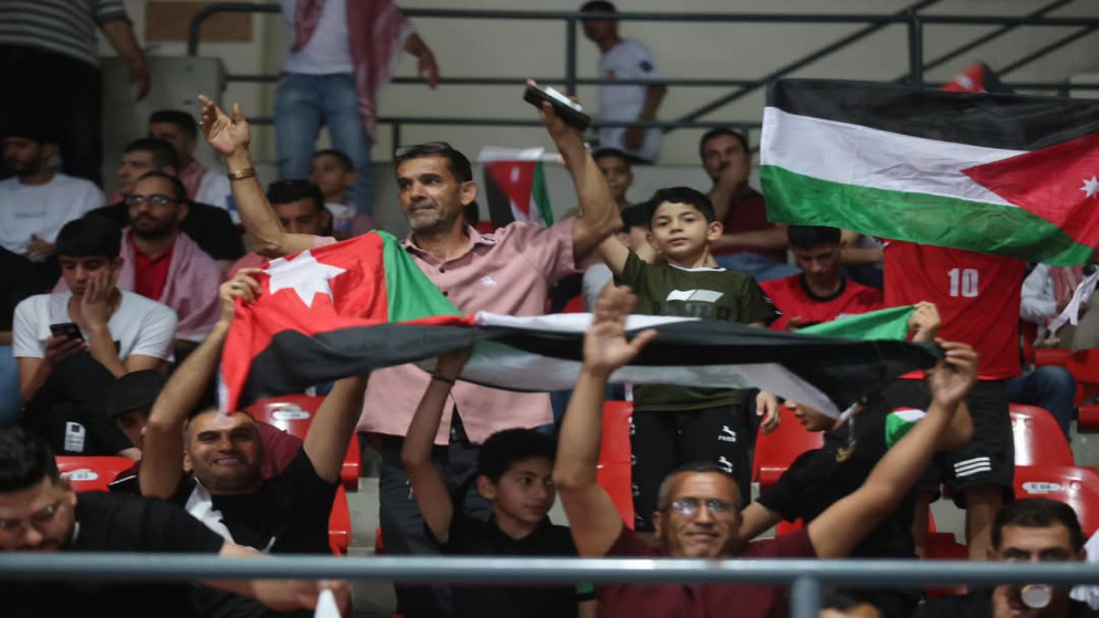 جماهير تشجع المنتخب الوطني خلال مباراته السابقة مع نظيره العُماني. (وزارة الشباب)