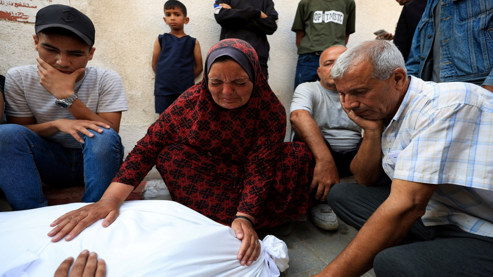 فلسطينيون استشهدوا بإطلاق نار إسرائيلي بالقرب من مركز توزيع مساعدات في وسط قطاع غزة 10 حزيران 2025. (رويترز)