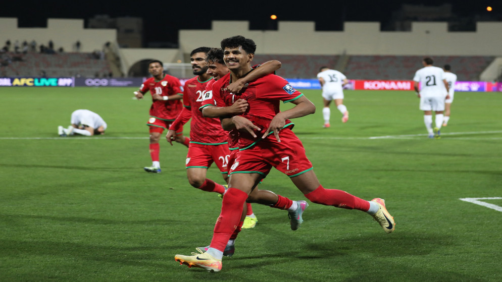 يحتفل اللاعب العُماني عصام الصبحي بعد تسجيله هدفه الأول أمام نظيره الفلسطيني لكرة القدم. 10 حزيران 2025. (رويترز)