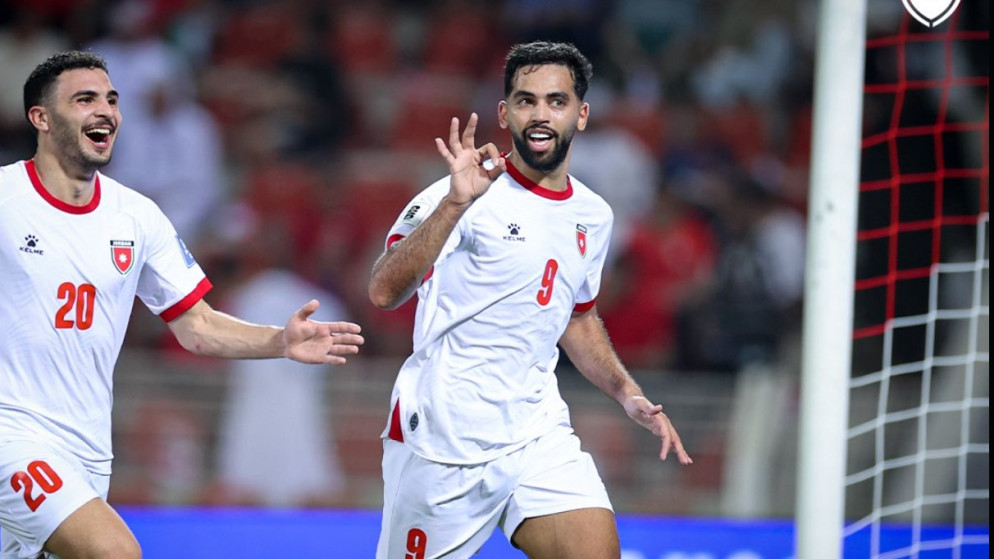 لاعب المنتخب الوطني لكرة القدم علي علوان (9) يحتفل أثناء تسجيله الهدف الثالث في المنتخب العُماني في الجولة التاسعة من تصفيات كأس العالم 2026. (المملكة)