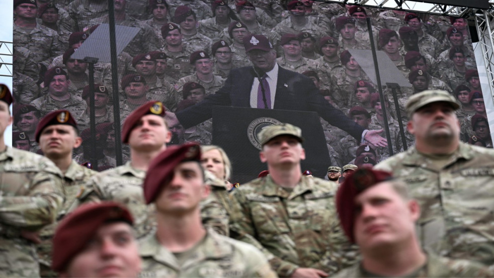 يظهر الرئيس الأميركي دونالد ترامب على الشاشة أثناء حديثه في فورت براغ، وهي منشأة عسكرية للجيش الأميركي، بالقرب من فاييتفيل، بولاية نورث كارولينا. 10 يونيو 2025. (أ ف ب)