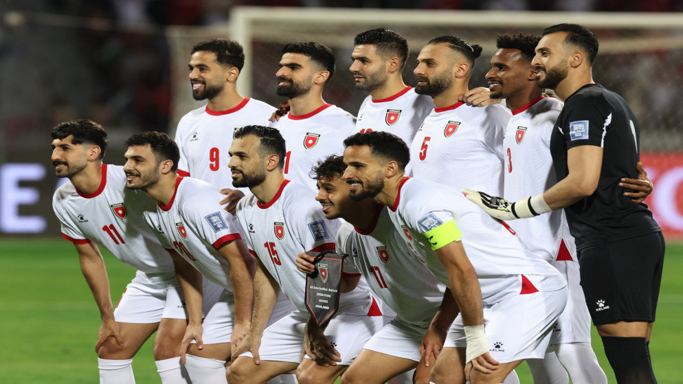 لاعبو المنتخب الوطني لكرة القدم يلتقطون صورة جماعية للفريق قبل المباراة ضد نظيره العراقي ضمن تصفيات كأس العالم. 10 حزيران 2026. (رويترز)