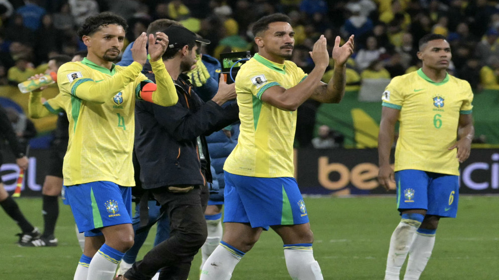 لاعبو منتخب البرازيل يحتفلون بالفوز على باراغواي، خلال مباراة ضمن تصفيات أميركا الجنوبية المؤهلة إلى نهائيات كأس العالم 2026 في كرة القدم، 10 حزيران2025. (أ ف ب)