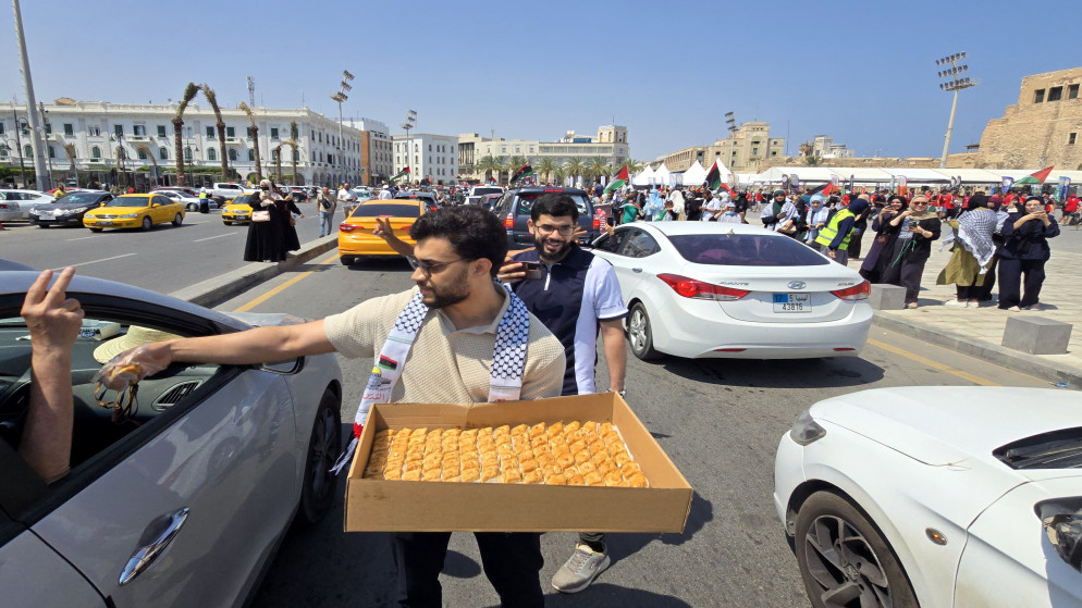 استقبل الليبيون القافلة في ساحة الشهداء بطرابلس، 11 حزيران 2025. (أ ف ب)