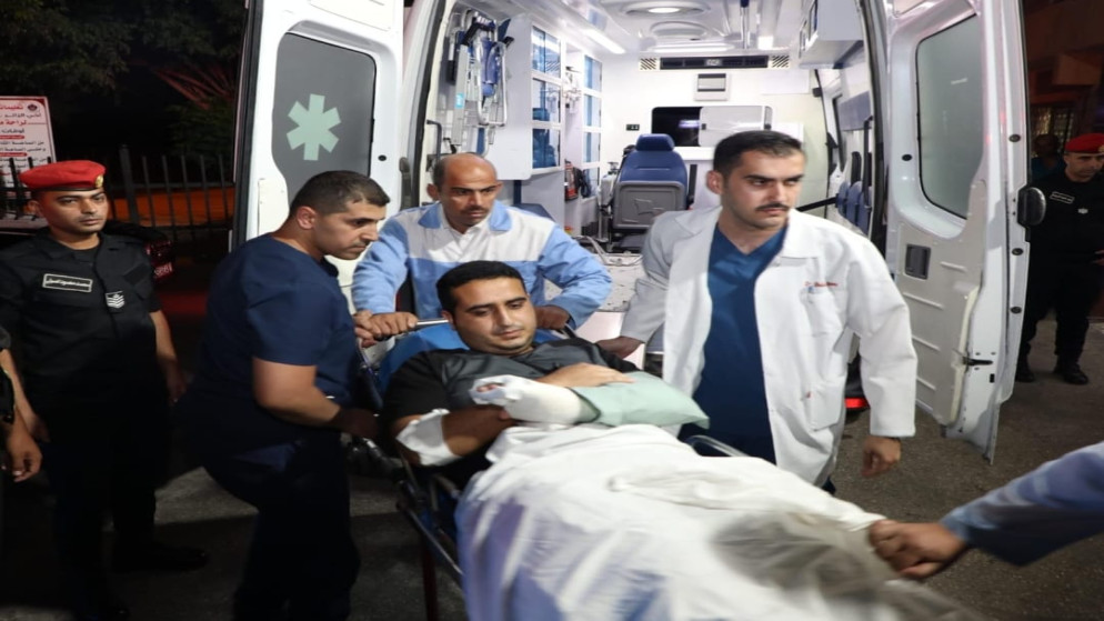 القوات المسلحة تجلي ممرضا أصيب خلال عمله في المستشفى الميداني جنوب قطاع غزة. 11 حزيران 2025. (الإعلام العسكري)