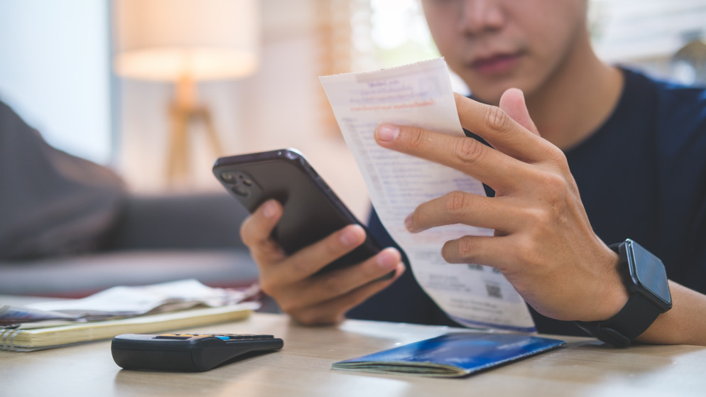 صورة تعبيرية لشخص يدفع فاتورة إلكترونيا. (iStockphoto)